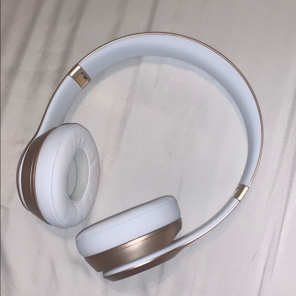 Wireless beats by dr dre with case